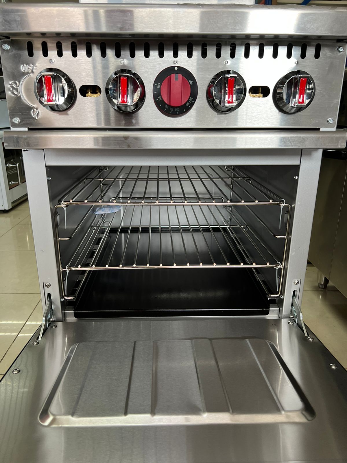 Estufa Industrial de 4 Quemadores con Horno 24 pulgadas